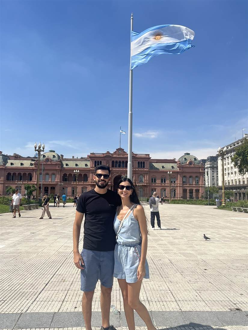 Sergio e sua mulher em frente à Casa Rosada, em Buenos Aires