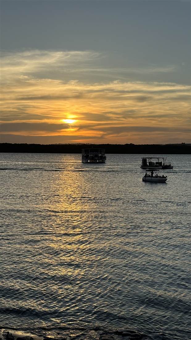 Pôr do sol com barcos no mar, em João Pessoa